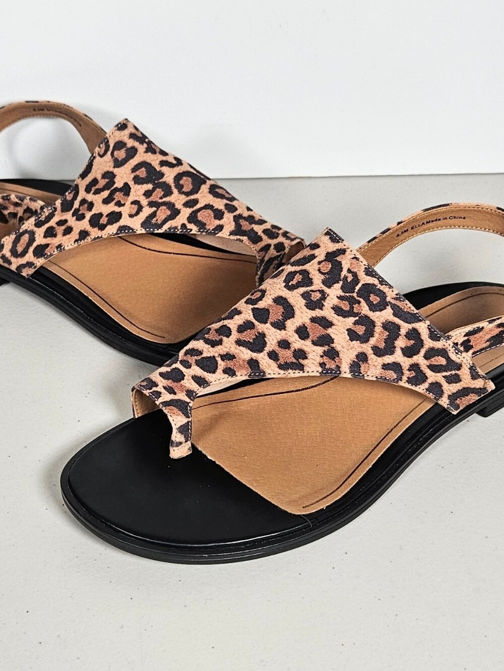Vionic Ella Leopard Thong Sandal Leather Upper 8.5 Summer Casual Women's Shoes - Picture 2 of 8
